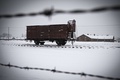雪に包まれたポーランド・オシフィエンチム（Oswiecim）にあるナチス・ドイツ（Nazi）のアウシュビッツ・ビルケナウ（Auschwitz-Birkenau）強制収容所の入り口（2015年1月25日撮影）。(c)AFP/JOEL SAGET