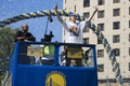 14-15NBAファイナル制覇を飾り、本拠地オークランドで優勝パレードに参加したゴールデンステイト・ウォリアーズのクレイ・トンプソン（2015年6月19日撮影）。(c)AFP/Getty Images/Stephen Lam
