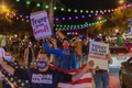 米カリフォルニア州ウエストハリウッドで、民主党の大統領候補ジョー・バイデン氏の勝利を祝う人々（2020年11月7日撮影）。(c)DAVID MCNEW / AFP