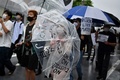 東京都心で「Black Lives Matter（黒人の命は大切）」運動を支持し、デモ行進を行う人々（2020年6月13日撮影）。(c)CHARLY TRIBALLEAU / AFP