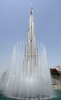 アラブ首長国連邦（UAE）のドバイ（Dubai）で11日、完成時には高さ900メートルで世界一高い建造物となる「ブルジュ・ドバイ（Burj Dubai）」を、同国副大統領兼首相兼国防相でドバイ首長のムハンマド・ビン・ラシド・マクトム（Mohammad bin Rashed al-Maktoum）氏が視察した。写真は、遠方から見たブルジュ・ドバイ（2009年4月11日撮影）。(c)AFP/KARIM SAHIB