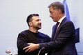 2国間安保協定の署名を終えたウクライナのウォロディミル・ゼレンスキー大統領（左）とベルギーのアレクサンダー・デクロー首相。ベルギー・ブリュッセルで（2024年5月28日撮影）。(c)KENZO TRIBOUILLARD / AFP