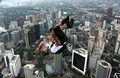 2007年8月24日、KLタワー（Kuala Lumpur Tower、KL Tower）からジャンプするベース・ジャンパー。(c)AFP