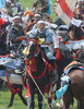 福島県の伝統祭り「相馬野馬追」は29日に2日目を迎え、東日本大震災の影響で前年は見送られていた主行事の甲冑（かっちゅう）競馬と神旗争奪戦が南相馬市で行われた。1000年にわたり続く祭りにはこの日、数万人が訪れ、約400騎が繰り広げる勇壮な伝統行事を楽しんだ。

写真は神旗争奪戦で、黄色い旗を奪い取った騎馬武者（中央、2012年7月29日撮影）。(c)AFP/Toru YAMANAKA