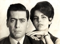 1967年、ペルー・リマ（Lima）で妻と写真にうつるマリオ・バルガス・リョサ（Mario Vargas Llosa）氏（1967年撮影）。(c)AFP/FAMILIA VARGAS LLOSA