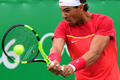 リオデジャネイロ五輪、テニス男子シングルス1回戦。バックハンドを打つラファエル・ナダル（2016年8月7日撮影）。(c)AFP/Martin BERNETTI