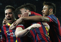 サッカー欧州チャンピオンズリーグ2013-14（UEFA Champions League 2013-14）決勝トーナメント1回戦第2戦、FCバルセロナ（FC Barcelona）対マンチェスター・シティ（Manchester City）。得点を決め、チームメートとともに喜び合うFCバルセロナのリオネル・メッシ（Lionel Messi、左から2人目、2014年3月12日撮影）。(c)AFP/QUIQUE GARCIA