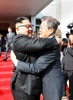韓国・北朝鮮間の非武装地帯（DMZ）にある板門店で、2回目の会談を前に抱擁を交わす北朝鮮の金正恩労働党委員長（左）と韓国の文在寅大統領。韓国大統領府が東亜日報を通じて公開（2018年5月26日撮影）。(c)AFP PHOTO / Dong-A Ilbo / Handout