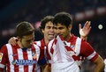 13-14スペイン1部リーグ第28節、アトレティコ・マドリード（Atletico de Madrid）対RCDエスパニョール（RCD Espanyol）。主将のガビ（Gabi、左）とチームメートのティアゴ（Tiago Mendes、中央）に得点を祝福されるアトレティコ・マドリードのジエゴ・コスタ（Diego da Silva Costa、2014年3月15日撮影）。(c)AFP/PIERRE-PHILIPPE MARCOU
