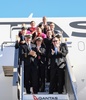 豪シドニー空港で、米ニューヨークからノンストップで到着したQF7879便のタラップで喜ぶカンタス航空のアラン・ジョイス最高責任者（CEO、前列右）と乗務員ら（2019年10月20日撮影）。(c)AFP PHOTO / QANTAS