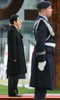 写真はベルリンで同日、公式歓迎式典で両国の国歌に耳を傾ける安倍首相とメルケル首相。(c)AFP/JOHN MACDOUGALL
