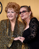 米女優デビー・レイノルズさん（左）と娘で女優のキャリー・フィッシャーさん。米ロサンゼルスで開催された2015年全米映画俳優組合賞授賞式にて（2015年1月25日撮影）。(c)AFP/Getty Images North America/Ethan Miller
