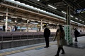 マスク姿で通勤する人たち。東京駅で（2020年4月15日撮影）。(c)Kazuhiro NOGI / AFP