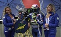 世界ロードレース選手権第2戦アルゼンチンGP、MotoGPクラス決勝。レース前にグリッドガールズとの記念撮影に応じるモビスター・ヤマハのバレンティーノ・ロッシ（2017年4月9日撮影）。(c)AFP/JUAN MABROMATA