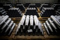 フランス・タルブの工場で生産される、ウクライナ軍も使用している仏製榴弾砲「カエサル」の砲弾（2023年4月4日撮影、資料写真）。(c)Lionel BONAVENTURE / AFP