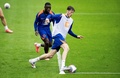 サッカー欧州選手権へ向け、代表の練習施設でトレーニングに臨むオランダのブライアン・ブロビー（左）とボウト・ベグホルスト（2024年5月27日撮影）。(c)Koen van Weel / ANP / AFP