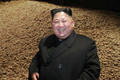 三池淵のジャガイモ生産工場を視察する金正恩朝鮮労働党委員長。朝鮮中央通信配信（2018年10月30日配信、撮影日不明）。(c)AFP PHOTO / KCNA VIA KNS