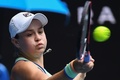 全豪オープンテニス、女子シングルス3回戦。リターンを打つアシュリー・バーティ（2020年1月24日撮影）。(c)William WEST / AFP