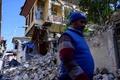 トルコ南部アンタキヤの被災した住宅街（2023年2月12日撮影）。(c)Yasin AKGUL / AFP 