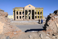2008年2月1日、アフガニスタンの首都カブール（Kabul）で、内戦で破壊された建物の前を通り過ぎる子どもを連れたブルカ姿の女性。(c)AFP/SHAH Marai