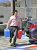 2008年4月1日、ガソリンの暫定税率が失効した翌日の東京のガソリンスタンド。(c)AFP/Yoshikazu TSUNO