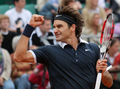 試合に勝利しガッツポーズを見せるロジャー・フェデラー。（2008年6月4日撮影）(c)AFP/Patrick Kovarik