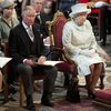 ロンドン（London）のセントポール寺院（St Pauls Cathedral）で開かれたエリザベス女王（Queen Elizabeth II）即位60年の記念礼拝で、エリザベス女王の隣に座るチャールズ皇太子（Prince Charles、2012年6月5日撮影）。(c)AFP/MURRAY SANDERS