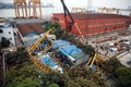 中国広東省東莞市の巨大クレーンが倒壊した建設現場で救助活動を行う救助隊（2016年4月13日撮影）。(c)AFP