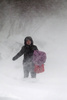 暴風雪に見舞われた米マサチューセッツ州ボストン市内を歩く女性（2015年2月15日撮影）。(c)AFP/Getty Images/Scott Eisen