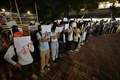 香港中文大学で、北京での新型コロナウイルス規制に対する抗議デモに連帯を示す学生（2022年11月28日撮影）。(c)Peter PARKS / AFP