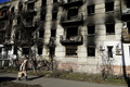 ウクライナ東部ルガンスク州の破壊された集合住宅（2023年1月24日撮影、資料写真）。(c)STRINGER / AFP