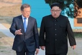 韓国と北朝鮮の軍事境界線上の板門店で並んで歩く韓国の文在寅（ムン・ジェイン）大統領（左）と北朝鮮の金正恩（キム・ジョンウン）朝鮮労働党委員長（2018年4月27日撮影）。(c)AFP PHOTO / Korea Summit Press Pool / Korea Summit Press Pool