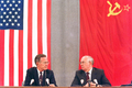 2日間の米ソ首脳会談を終え、モスクワ（Moscow）で記者会見するジョージ・H・W・ブッシュ（George H.W. Bush）米大統領（左）とミハイル・ゴルバチョフ（Mikhail Gorbachev）ソ連大統領（肩書きはいずれも当時、1991年7月31日撮影）。(c)AFP/MIKE FISHER
