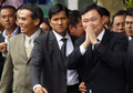 2008年2月28日、タイのバンコク（Bangkok）国際空港に到着したタクシン・シナワット（Thaksin Shinawatra）元首相（右）。(c)AFP