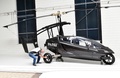 オランダ・ラームスドンクヴェールのPAL-V社本社に展示される、空飛ぶ車「PAL-V」の試作品の前でポーズをとる同社の最高マーケティング責任者のマルクス・ヘス氏（2017年5月30日撮影）。(c)AFP/EMMANUEL DUNAND