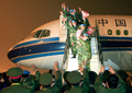2007年11月23日、河南（Henan）省、鄭州（Xinzheng）国際空港で、出発前に国連PKO部隊の水色の制帽をかぶり飛行機に搭乗する人民解放軍兵士。(c)AFP/TEH ENG KOON
