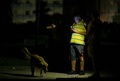 全国規模の停電が起きているキューバの首都ハバナで、携帯電話の明かりを頼りに犬を散歩させる男性（2024年10月20日撮影）。(c)ADALBERTO ROQUE / AFP