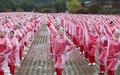 中国・武漢市で、北京・上海・武漢などの14の都市から集まった中高年たちが広場ダンスをし、ギネス世界記録に挑戦した（2016年11年7日撮影）。(c)CNS/張暢