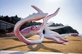 石川県能登町に設置されたイカの巨大モニュメント。同町提供（2021年4月2日撮影、5月6日入手）。(c)AFP PHOTO / NOTO TOWN