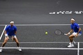 男子テニスの欧州チームとワールドチームの対抗戦、レーバー・カップ初日。試合に臨む欧州チームのロジャー・フェデラー（右）/ラファエル・ナダル組（2022年9月23日撮影）。(c)Glyn KIRK / AFP