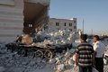 シリア・アレッポ（Aleppo）北郊のモスク前で、破壊された戦車を見る人たち（2012年8月2日撮影、資料写真）。(c)AFP/AHMAD GHARABLI