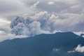 インドネシア・スマトラ島のマラピ山から立ち上る噴煙（2023年12月3日撮影）。(c)ADI PRIMA / AFP