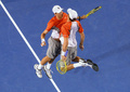 全豪オープンテニス（Australian Open Tennis Tournament 2013）は26日、男子ダブルス決勝が行われ、大会第1シードのボブ・ブライアン（Bob Bryan）/マイク・ブライアン（Mike Bryan、米国）組が6-3、6-4でロビン・ハーセ（Robin Haase）/イゴール・シスリング（Igor Sijsling、オランダ）組を下し、優勝を飾った。

優勝を決め喜び合うボブ・ブライアン（Bob Bryan、右）とマイク･ブライアン（Mike Bryan、2013年1月26日撮影）。(c)AFP/WILLIAM WEST