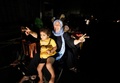 パレスチナ自治区ガザ市（Gaza City）境界付近の自宅を逃れ、国連の学校に避難する女性と家族（2014年7月13日撮影）。(c)AFP/MOHAMMED ABED