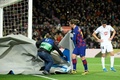 19-20スペイン1部リーグ第20節、FCバルセロナ対グラナダ。風で飛ばされてきた横断幕を片付ける手伝いをするFCバルセロナのアントワーヌ・グリーズマン（2020年1月19日撮影）。(c)LLUIS GENE / AFP