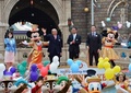 千葉県浦安市にある東京ディズニーランド（Tokyo Disneyland）が15日、開園30周年を迎えた。園内で開かれた記念セレモニーにはミッキーマウス（Mickey Mouse）やクマのプーさん（Winnie-the-Pooh）ら、おなじみの人気キャラクターたちが続々登場し、詰めかけた1万5000人のファンたちと喜びを分かち合った。

1983年に開園した東京ディズニーランドは現在、隣接する東京ディズニーシー（Tokyo DisneySea）とともに、「東京ディズニーリゾート（Tokyo Disney Resort）」として年間2500万人の来園者を集める国内有数の人気スポットとなっている。アジア各地からの観光客も多く、開園以来の総来園者数は日本の人口の4倍を超える5億6700万人に上る。

写真は記念セレモニーに登場したディズニーキャラクターたちと（左から）運営会社オリエンタルランド（Oriental Land）の加賀見俊夫（Toshio Kagami）会長、上西京一郎
（Kyoichiro Uenishi）社長、ウォルト・ディズニー・パーク＆リゾート（Walt Disney Parks and Resorts）のトーマス・スタッグス（Thomas Staggs）会長
（2013年4月15日撮影）。(c)AFP/Yoshikazu TSUNO
