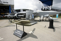 シンガポール（Singapore）で開催されたアジア国際航空宇宙展2006（Asian Aerospace 2006）で接続部品とともに展示される統合打撃戦闘機（Joint Strike Fighter、JSF）F35（2006年2月21日撮影）。(c)AFP/ROSLAN RAHMAN