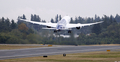 全日本空輸（All Nippon Airways、ANA）に25日引き渡された米航空機大手ボーイング（Boeing）の新世代旅客機「ボーイング787ドリームライナー（Boeing 787 Dreamliner）」1号機が28日、東京・羽田空港に到着した。

前日、明け方の曇り空のもと、予定より45分遅れで米ワシントン（Washington）州エバレット（Everett）のペインフィールド（Paine Field）空港を離陸した787は28日午前9時過ぎ、羽田空港に到着。多くの報道陣、航空ファンらに迎えられた。

1機平均2億200万ドル（約155億円）、乗客定員は330席。当初の予定では2008年初めに最初の機体が全日空に納入される予定だった。ボーイングにとってドリームライナーは、軽量化を図った中型旅客機の成功を賭けた存在でもある。

全日空は来月26日、成田発香港行きの便で、787を世界で初めて導入する。その後、羽田－北京（Beijing）や羽田－フランクフルト（Frankfurt）線でも運航していく。

写真は米ワシントン州エバレットのペインフィールド空港を離陸するボーイング787ドリームライナー1号機（2011年9月27日撮影）。(c)AFP/KEVIN P. CASEY