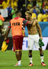 サッカーW杯ブラジル大会（2014 World Cup）グループA、ブラジル対カメルーン。試合後、カメルーンのサミュエル・エトー（Samuel Eto&apos;o、左）と健闘を称え合うブラジルのネイマール（Neymar da Silva Santos Junior、2014年6月23日撮影）。(c)AFP/PIERRE-PHILIPPE MARCOU