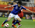 アジアカップ（Asian Cup）グループ、1次リーグB組日本対ヨルダン戦。ヨルダンのバシャル・ヤシン（Bashar Yassin、後方）とボールを競る香川真司（Shinji Kagawa、2011年1月9日撮影）。(c)AFP/MANAN VATSYAYANA